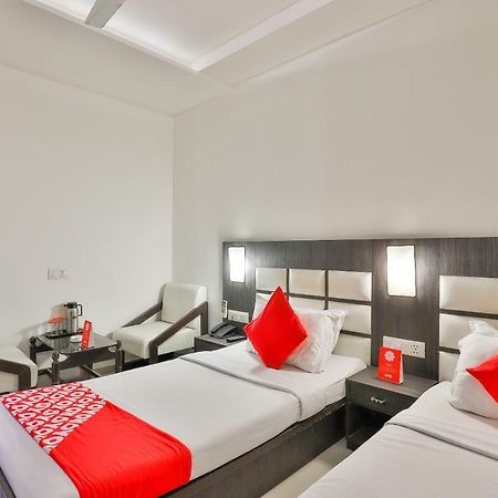 Oyo 2351 Hotel Golden Plaza 阿穆达巴 外观 照片