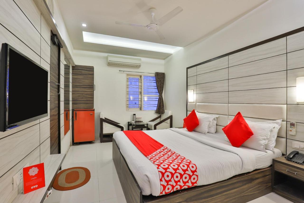 Oyo 2351 Hotel Golden Plaza 阿穆达巴 外观 照片