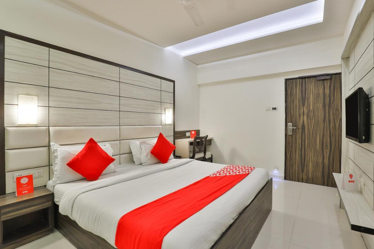 Oyo 2351 Hotel Golden Plaza 阿穆达巴 外观 照片