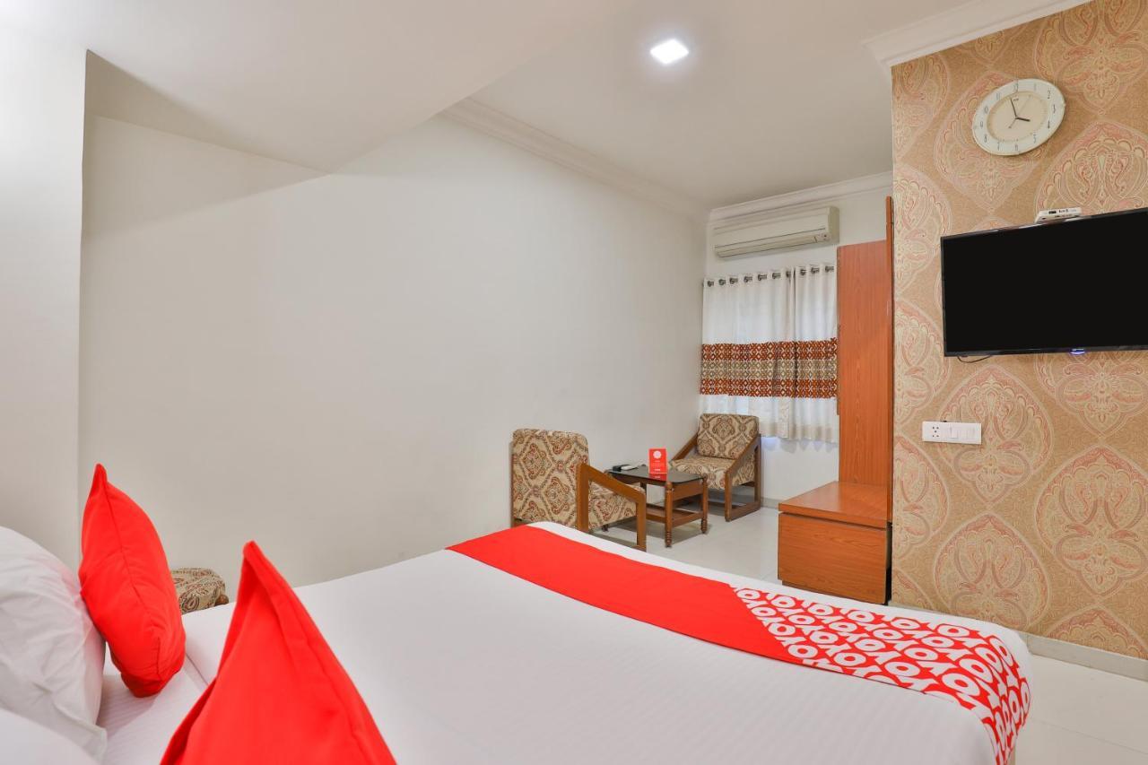 Oyo 2351 Hotel Golden Plaza 阿穆达巴 外观 照片