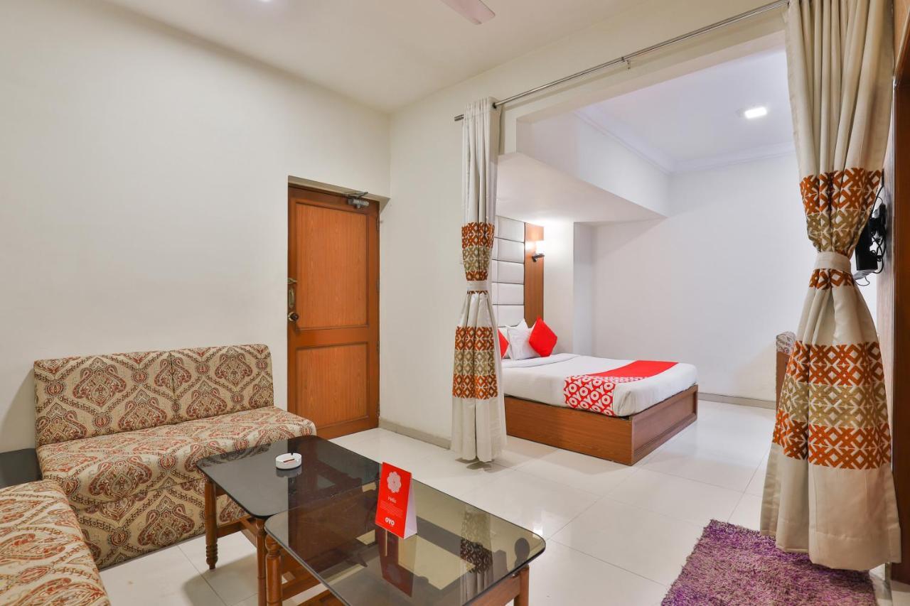 Oyo 2351 Hotel Golden Plaza 阿穆达巴 外观 照片