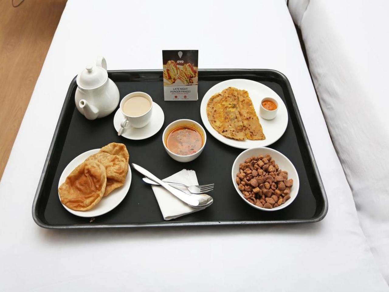 Oyo 2351 Hotel Golden Plaza 阿穆达巴 外观 照片