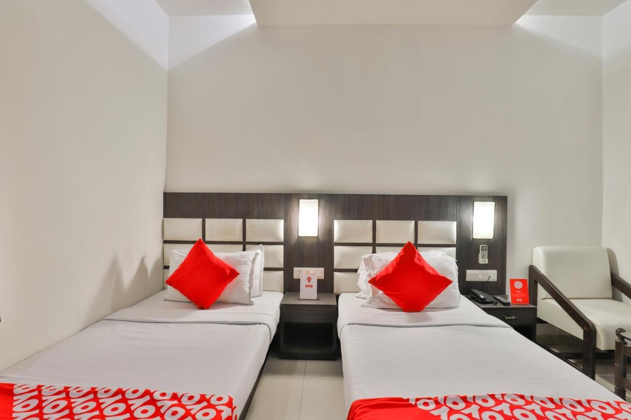 Oyo 2351 Hotel Golden Plaza 阿穆达巴 外观 照片