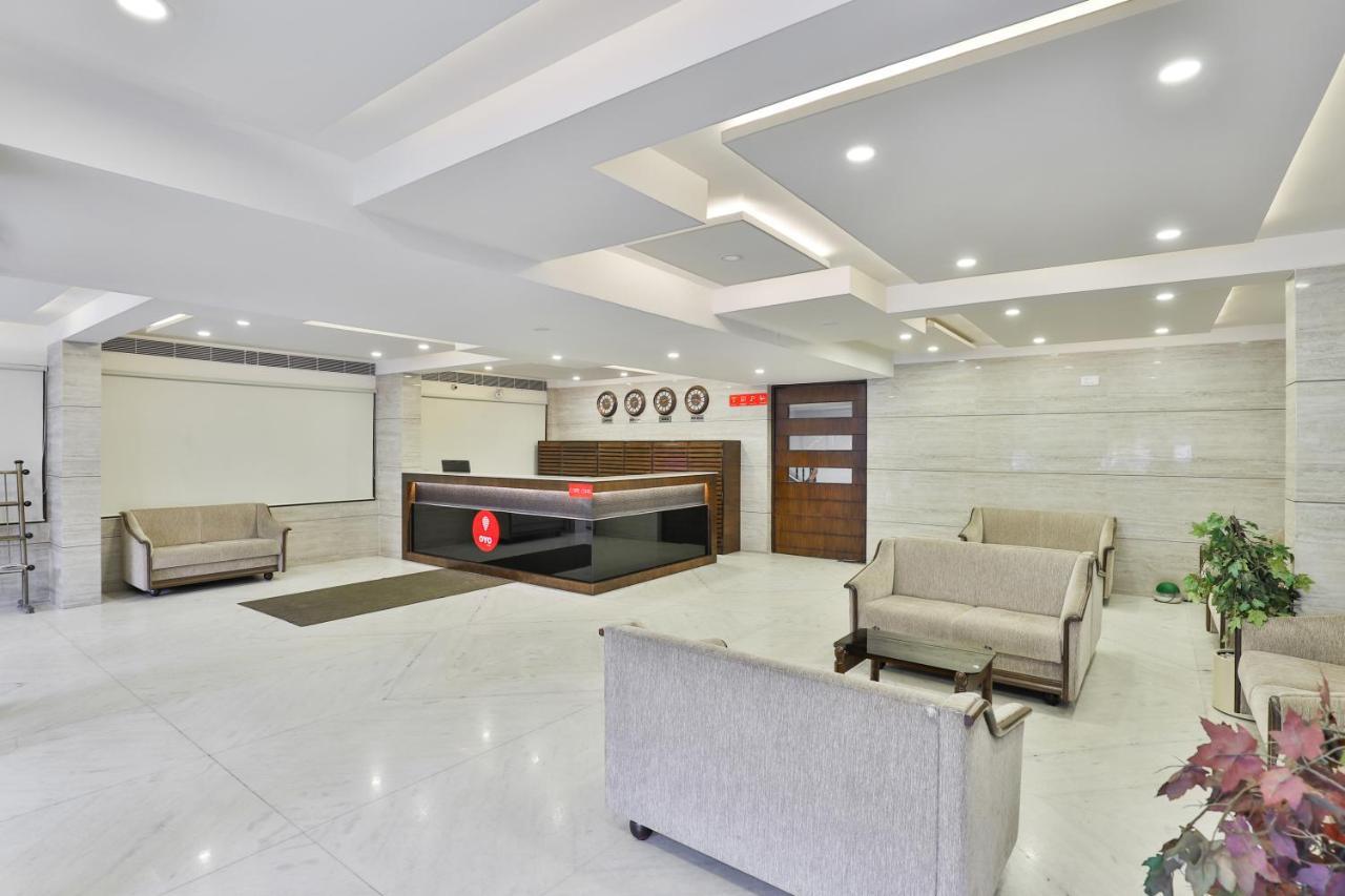 Oyo 2351 Hotel Golden Plaza 阿穆达巴 外观 照片