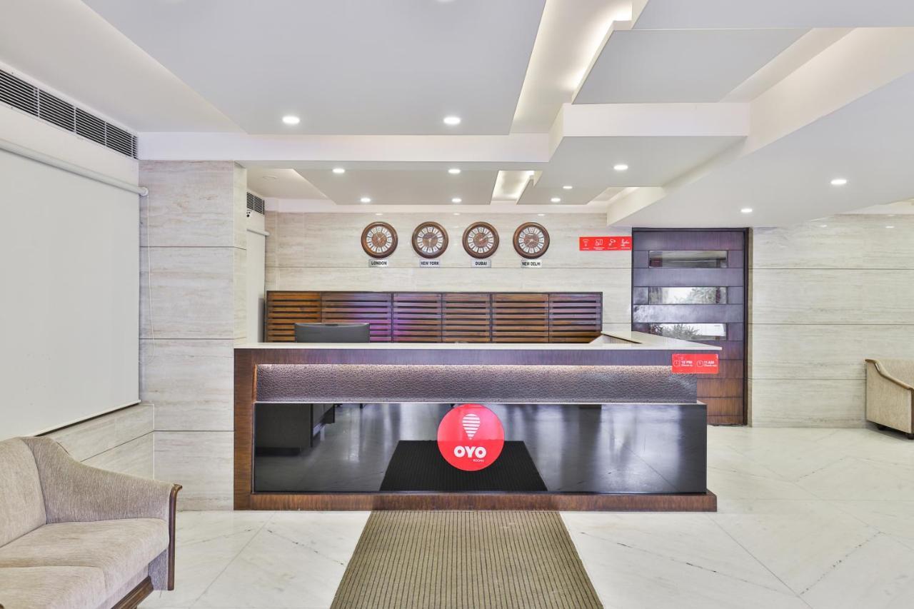 Oyo 2351 Hotel Golden Plaza 阿穆达巴 外观 照片