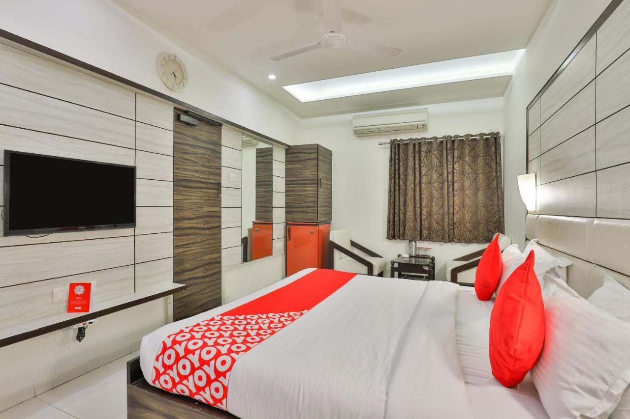Oyo 2351 Hotel Golden Plaza 阿穆达巴 外观 照片