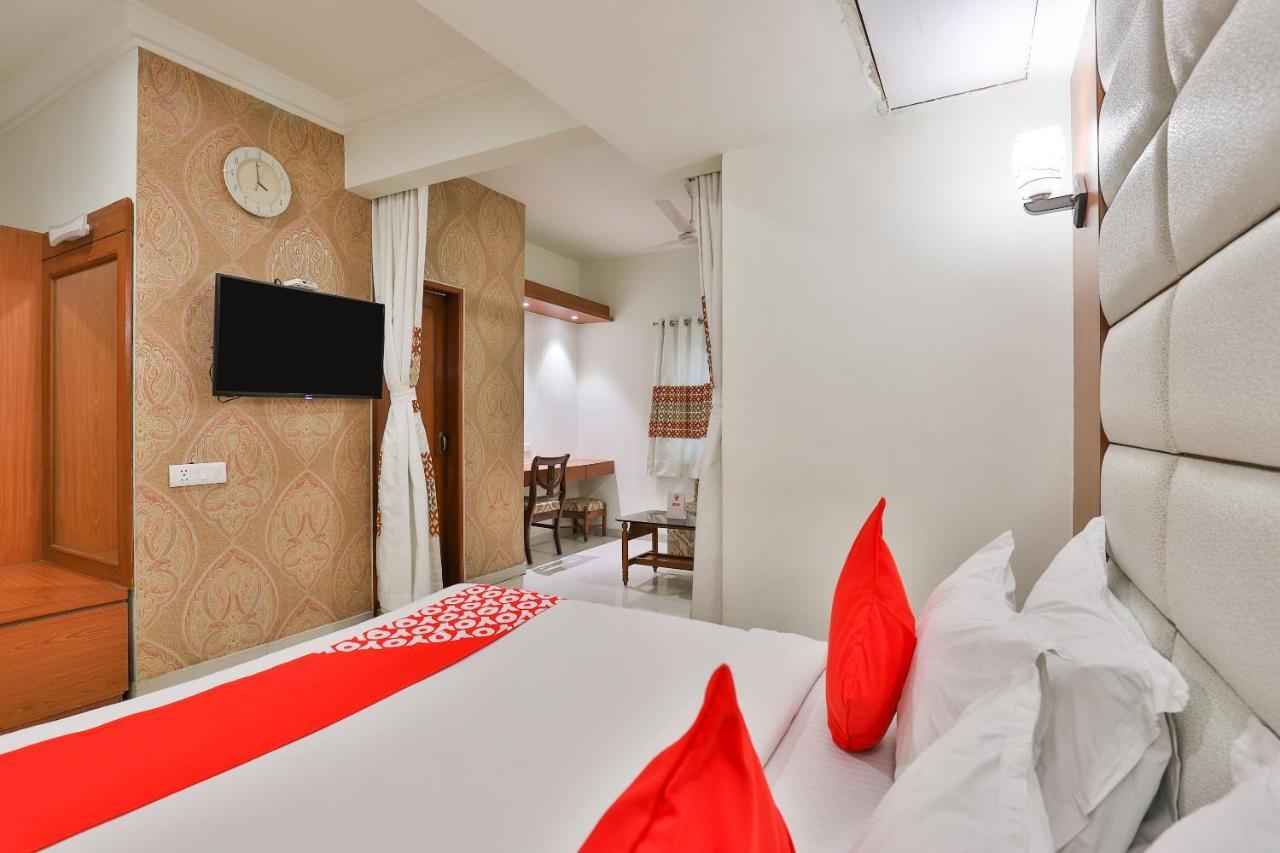 Oyo 2351 Hotel Golden Plaza 阿穆达巴 外观 照片