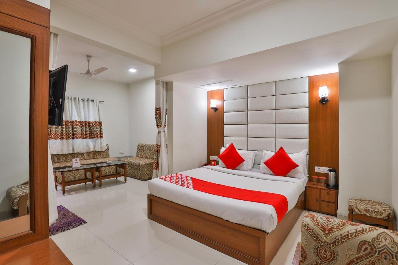 Oyo 2351 Hotel Golden Plaza 阿穆达巴 外观 照片