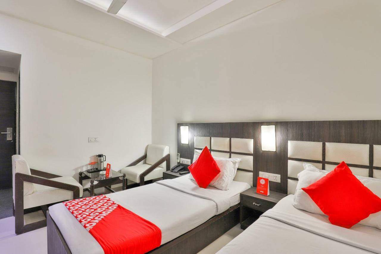 Oyo 2351 Hotel Golden Plaza 阿穆达巴 外观 照片