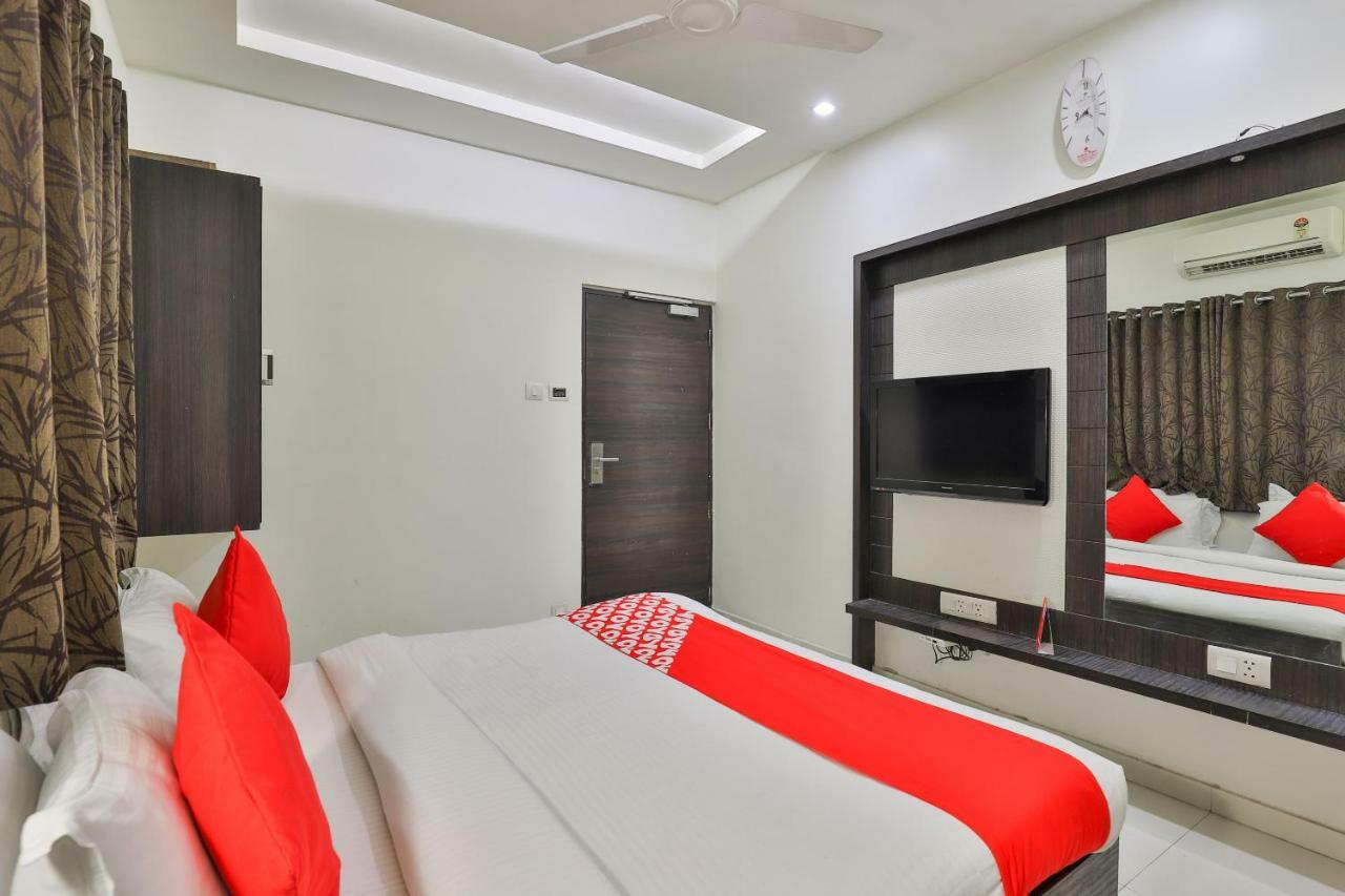 Oyo 2351 Hotel Golden Plaza 阿穆达巴 外观 照片