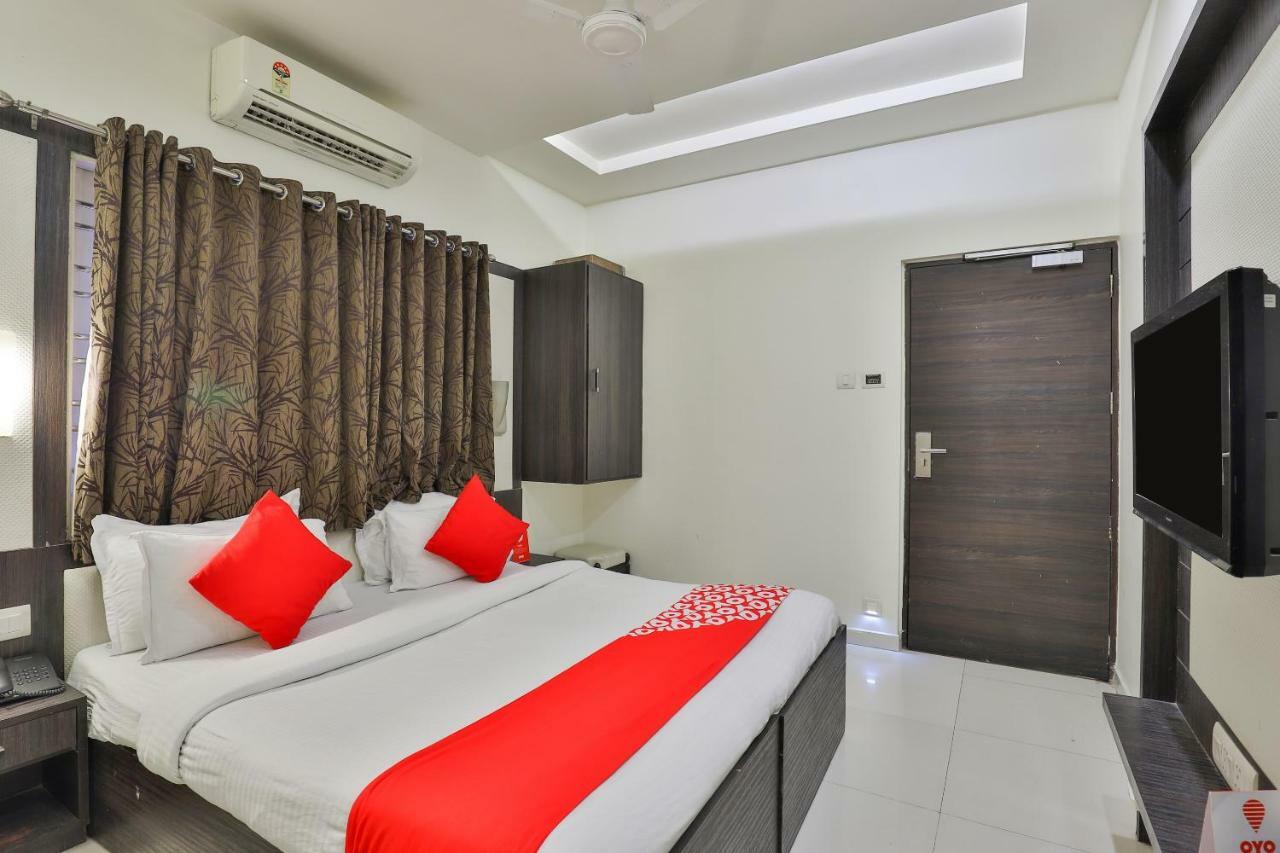 Oyo 2351 Hotel Golden Plaza 阿穆达巴 外观 照片