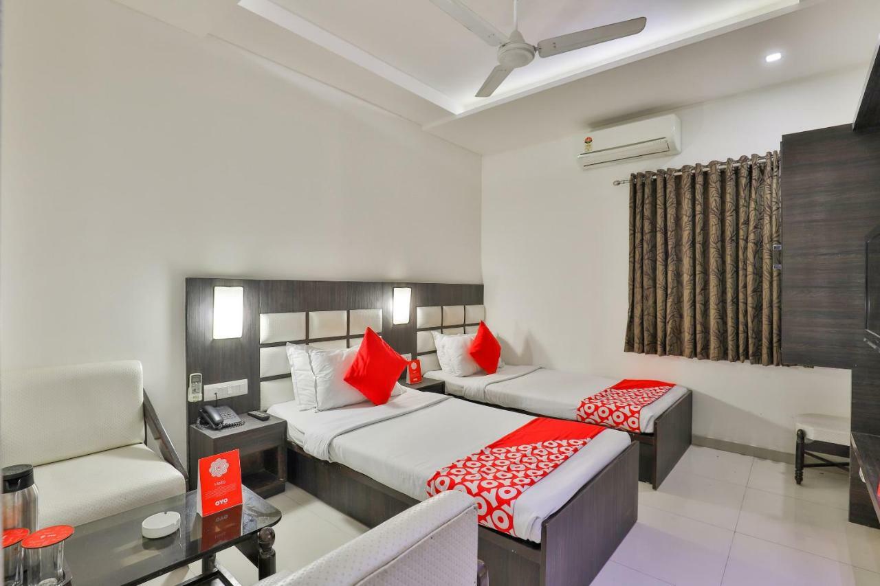 Oyo 2351 Hotel Golden Plaza 阿穆达巴 外观 照片